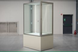 Hochwertige, wetterfeste Vitrinen aus Edelstahl und Glas am Ku'damm in Berlin