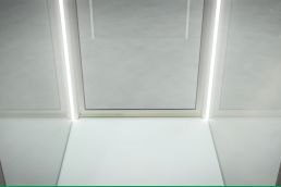 Hochwertige, wetterfeste Vitrinen aus Edelstahl und Glas am Ku'damm in Berlin