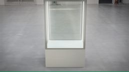 Hochwertige, wetterfeste Vitrinen aus Edelstahl und Glas am Ku'damm in Berlin