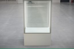 Hochwertige, wetterfeste Vitrinen aus Edelstahl und Glas am Ku'damm in Berlin