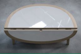 Moderner Klapptisch aus Eiche und HPL im aufgeklappten Zustand