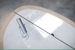 Moderner Klapptisch aus Eiche und HPL im aufgeklappten Zustand