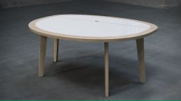 Moderner Klapptisch aus Eiche und HPL im aufgeklappten Zustand