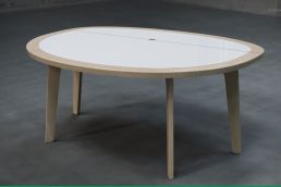 Moderner Klapptisch aus Eiche und HPL im aufgeklappten Zustand