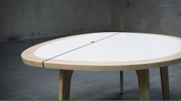 Moderner Klapptisch aus Eiche und HPL im aufgeklappten Zustand