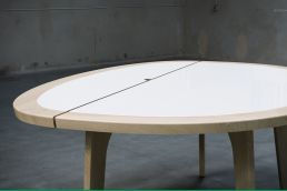 Moderner Klapptisch aus Eiche und HPL im aufgeklappten Zustand